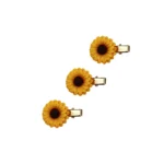 گیره سه تایی طرح سان، با گل‌های آفتابگردون و رنگ مات زرد و قهوه‌ای، فلز باکیفیت و بادوام، مناسب استایل‌های هنری و بوهو.