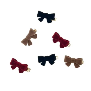 گیره دوتایی پاپیون مخملی با جنس نرم و لطیف مخمل، طراحی شیک و فلز محکم مناسب استایل‌های ظریف و کلاسیک